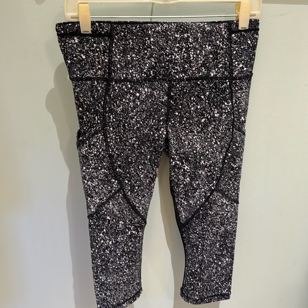 Lululemon black and white capris EUC